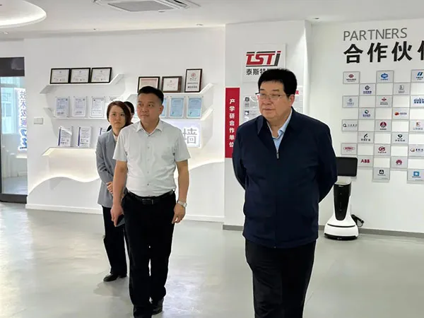 高层次人才服务中心党组书记黄亚杰、副主任吴芷菁