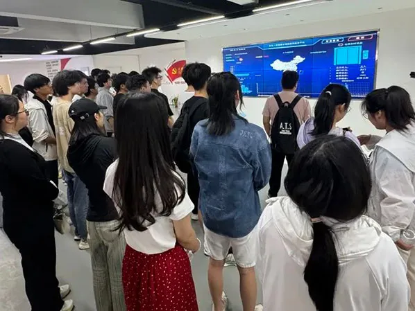 豫西10所高校学子走进泰斯特